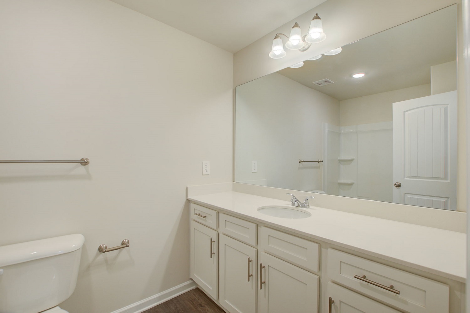 main br en suite a vanity detail